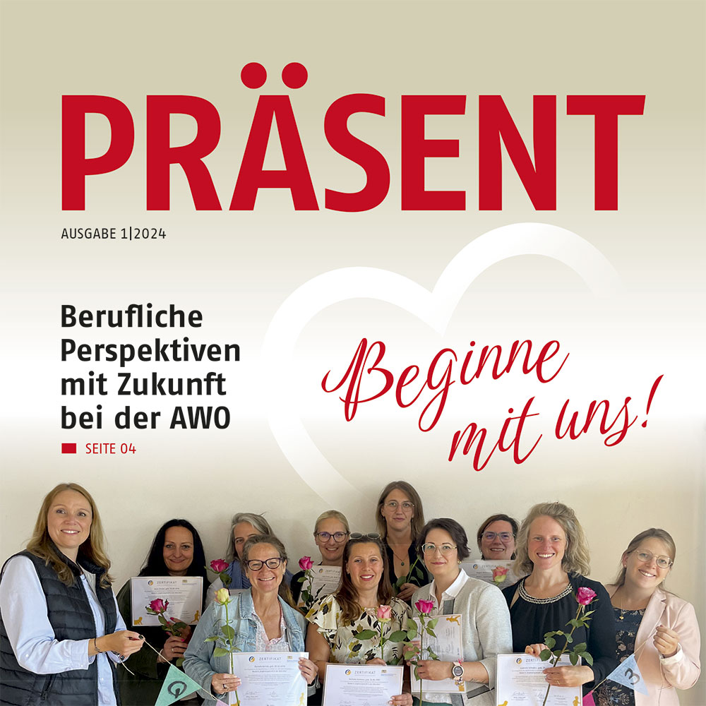 Teaser Quadrat verlinkt zu Editorial Design; Ausschnitt Titel Magazin AWO PRÄSENT; Gruppe lachender Mitarbeiterinnen halten Auszeichnungen in die Kamera