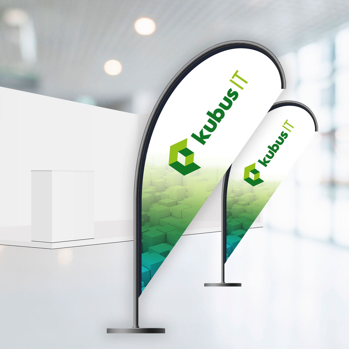 Teaser Quadrat Messeausstattung; kubus IT Beachflags; Hintergrund Licht durchflutete Messehalle