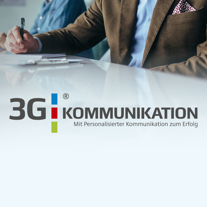 Logo 3G Kommunikation; gesamte Schrift modern, geometrisch, dunkelgrau, Versalien; 3G größer, dann 3 vertikal angeordenete Rechtecke untereinander mittelblau, tiefrot, hellgrün; danach KOMMUNIKATION, Subline "Menschen wirklich erreichen"