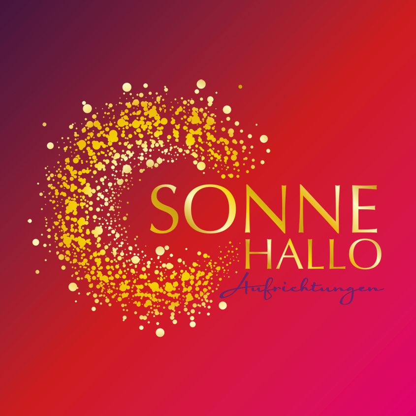 Logo SONNE HALLO Aufrichtungen; Hintergrund von links oben nach rechts unten von dunkellilaüber knallrot zu pink; stilisierte Sonne umgibt den goldenen Schriftzug SONNE HALLO, darunter "Aufrichtungen" in Dunkellila