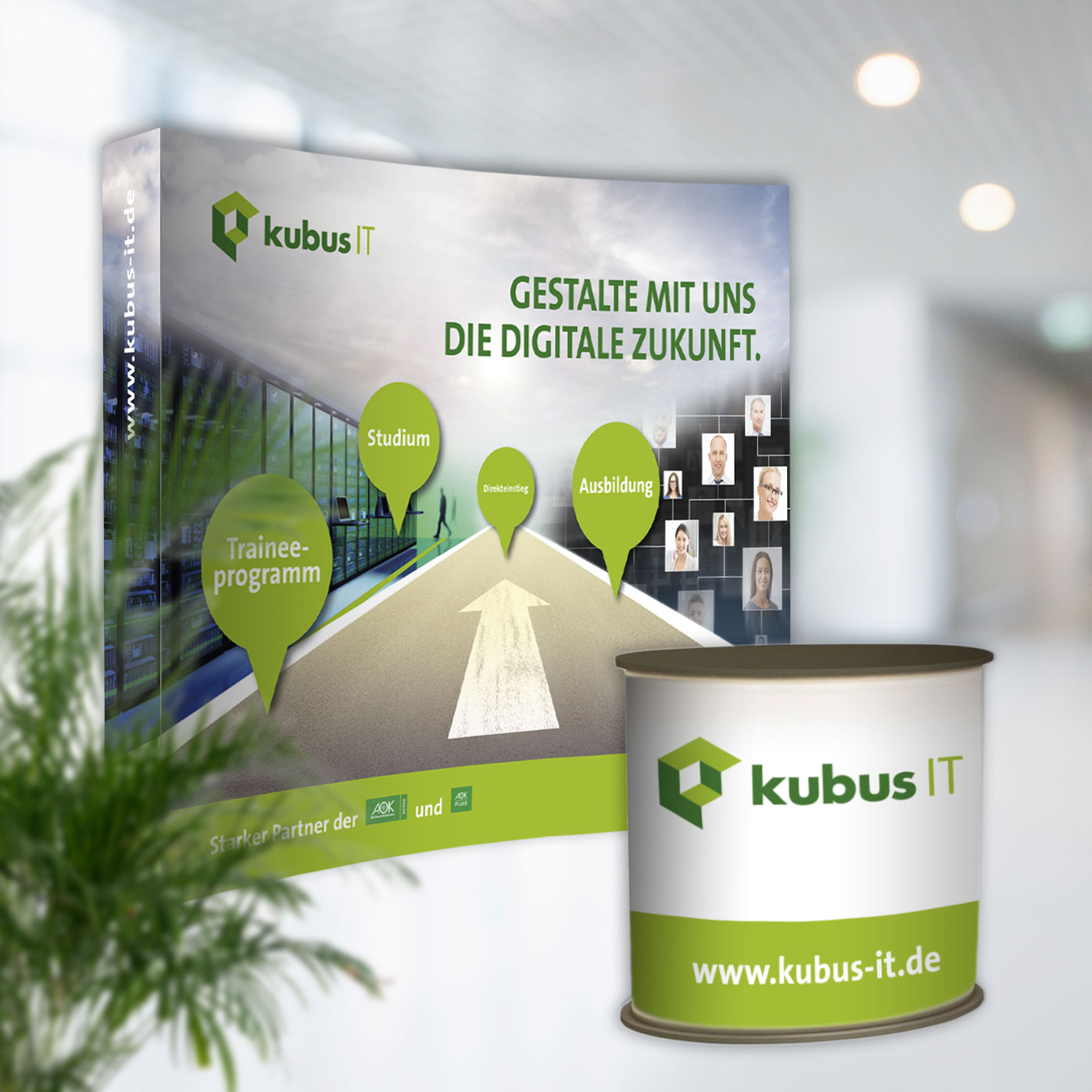 Teaser Quadrat Messeausstattung; mobiler Messestand Ausbildung kubus IT, halbrund, Motiv: mittig Straße, links Rechenzentrum, rechts Portraits  Azubis, Trainees, Studenten; Slogan, Schlagworte; ovaler Beratungsdesk