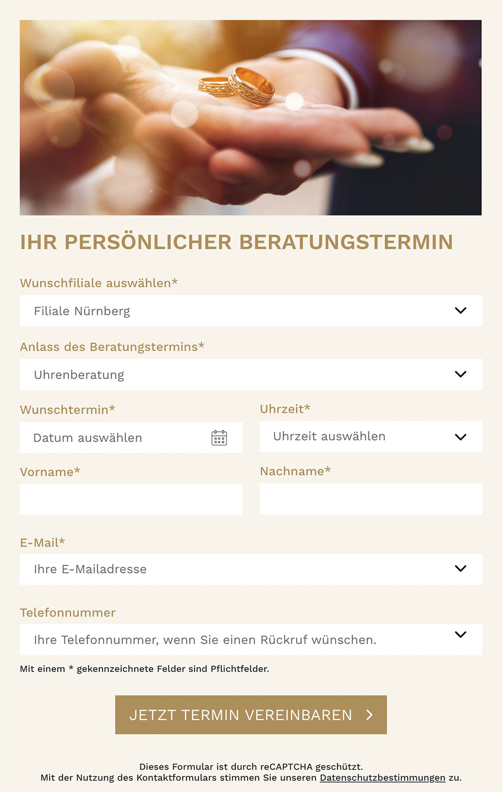 Seite Onlineshop Maximilian Formular Terminvereinbarung; Nahaufnahme geöffnete Hand einer Braut, auf der Hand liegen Ehering, Hand von Bräutigam umschließt von unten die Hand der Braut