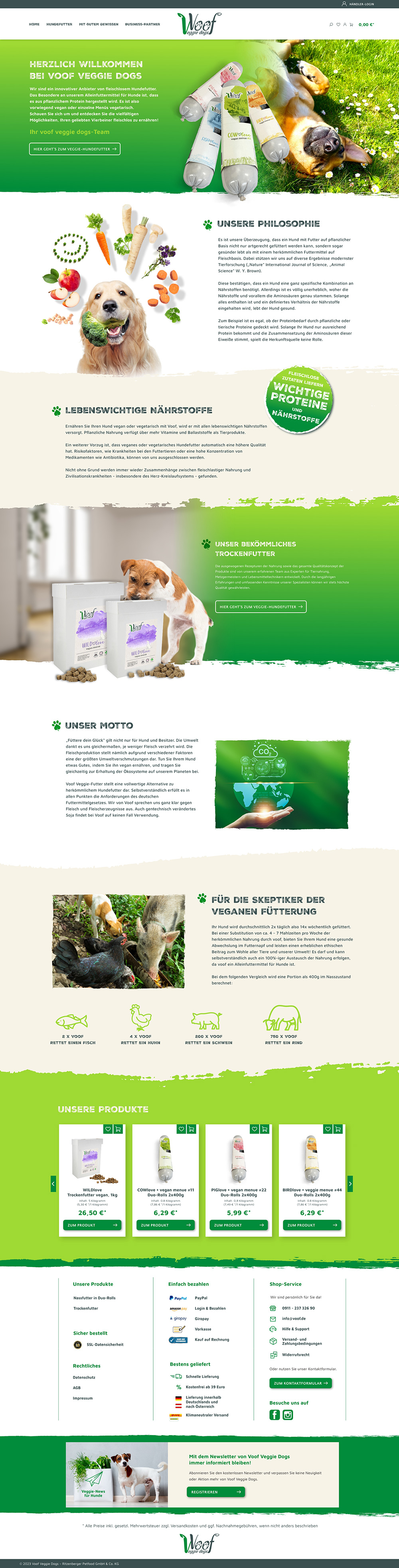 Referenz Startseite Onlineshop Voof Veggie Dogs; Slider brauner Hund räkelt sich auf Rücken in Wiese, im Vordergrund Hundefutter-Produkte; Infos zu Philosophie, Nährstoffe, vegane Fütterung; Layout: freundlich helle Grüntönen, cremefarben, weiß