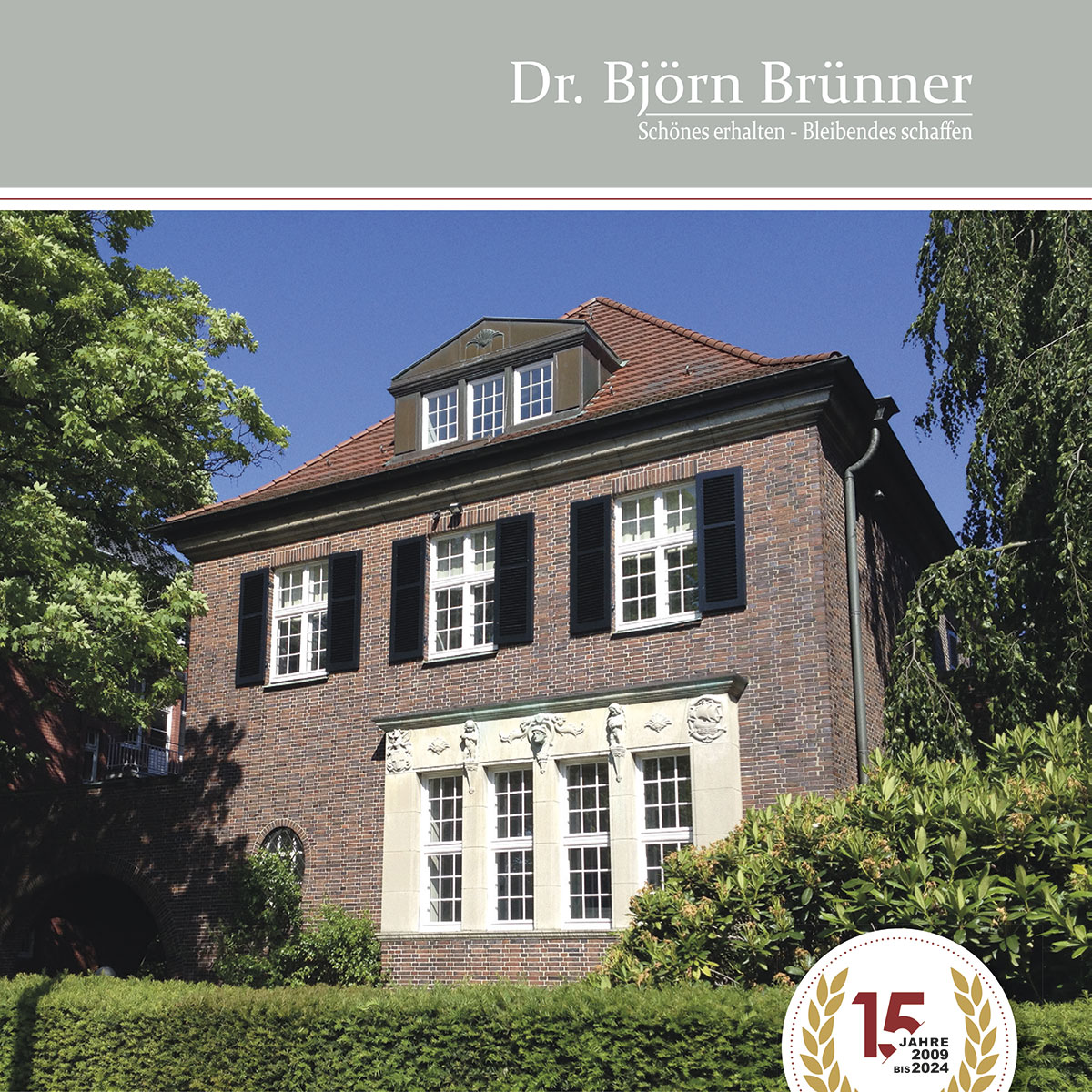 Teaser Quadrat verlinkt, Vorschau auf Printprodukt Präsentationsmappe Dr. Björn Brünner Immobilien; herrschaftliche Immobilien um die Jahrhundertwende in parkähnlichem Garten; darüber graues Band mit weißem Logo